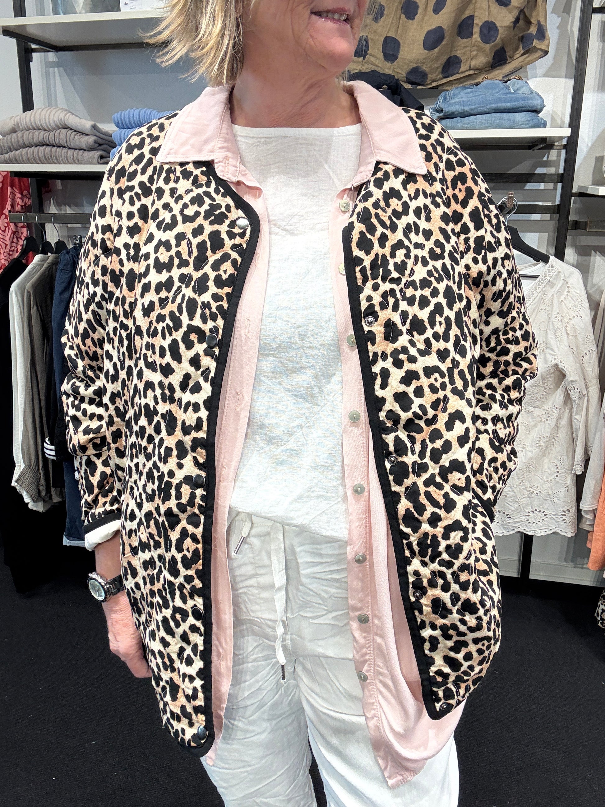 wasabi quiltjakke i leopard vendela 1 storpige mode let forårsjakke