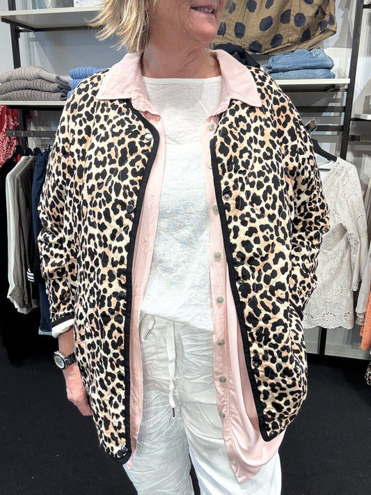 wasabi quiltjakke i leopard vendela 1 storpige mode let forårsjakke
