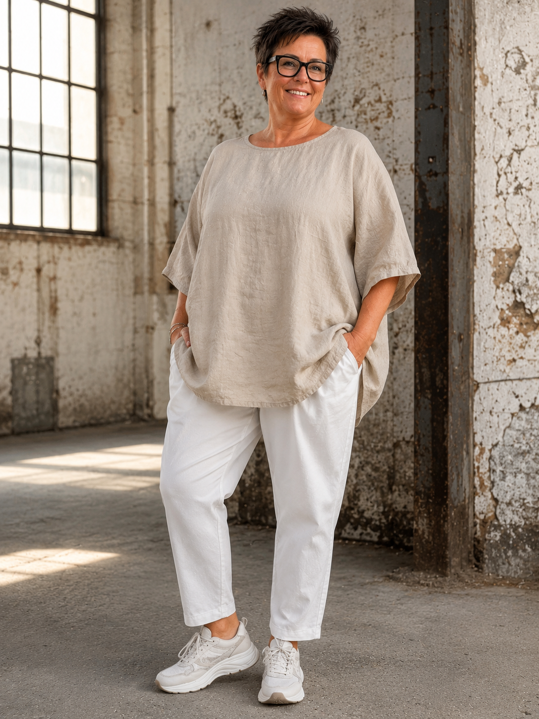 **AI-genereret inspirationsbillede af Linda hør tunika. Tunikaen har en løs og rummelig pasform med rund hals, korte ærmer og et flot, enkelt design i 100 % hør. Stylet med jeans på en plus-size model i et råt industrilokale. Fås i mange farver.
