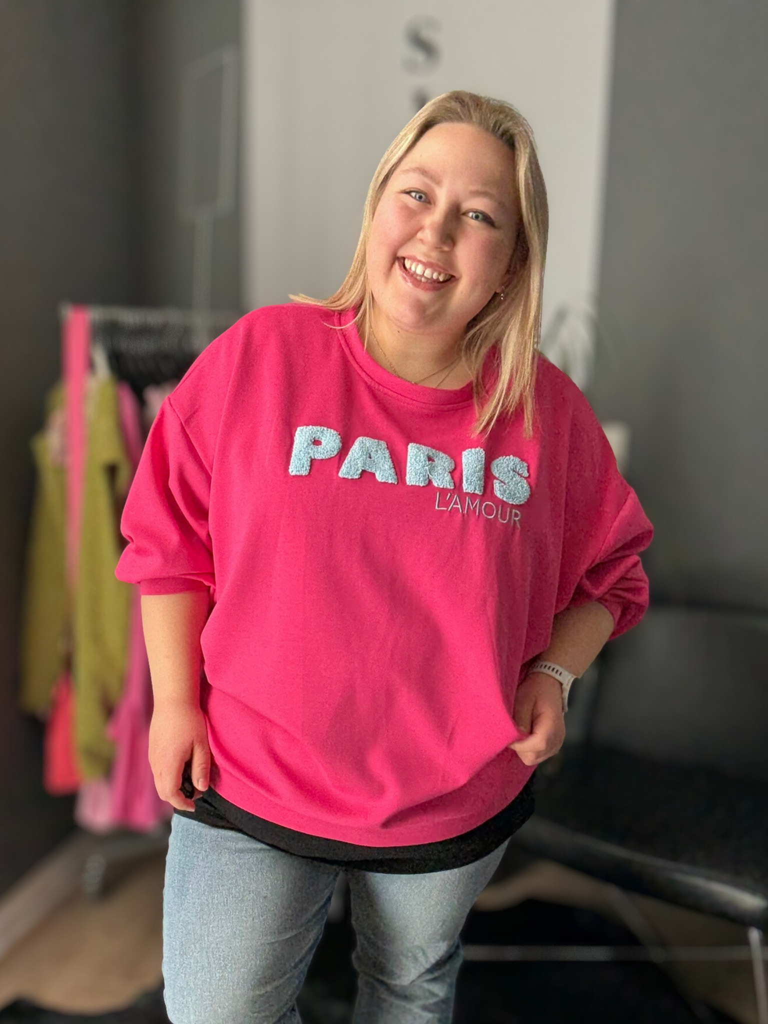 Blød og stretchy sweatshirt med rund hals, lange ærmer og flot print på fronten – behagelig model til både hverdag og afslapning.