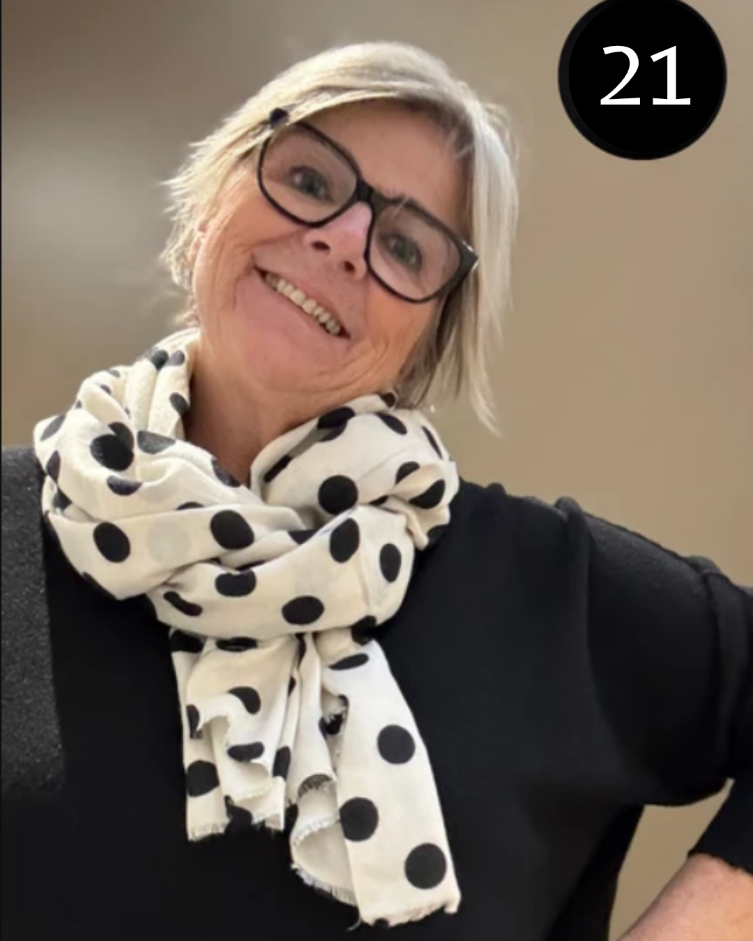 Flot mønstret viskose tørklæde, som er klædeligt til rigtig mange ting, da det er simpelt, men alligevel kan give det ekstra pynt til dine sæt.