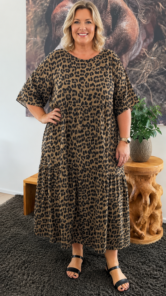 Lolli kjolen er den perfekte kombination af komfort og stil. Den flotte leopardprintede kjole har en løs og rummelig pasform, som falder smukt og giver masser af bevægelsesfrihed.

Designet med rund hals, korte løse ærmer og fine skæringer, der skaber et feminint og let udtryk. Den bløde og lette kvalitet gør kjolen behagelig at have på hele dagen, uanset om du skal på arbejde, cafébesøg eller til festlige lejligheder. billed er Ai generet