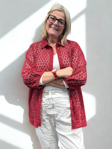 Smart blonde skjrote fra Kaffe Curve, den er gennemknappet og kan bruges både åben og lukket.