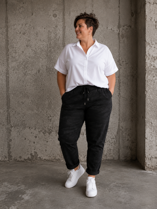 Den populære Lotte buks, nu med mere plads op over mave og numse. Den er til dig som fylder godt opover og gerne vil ha' lidt ekstra plads til dine lår.

Buksen er perfekt til plus size kvinden som elsker en camouflage buks med en god mængde stræk. 

Billedet er genereret vha. AI-teknologi for at vise buksen på en 