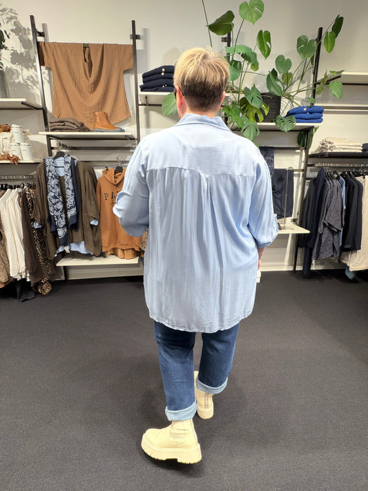 Plussize skjorte ‘Lulu’ i komfortabel pasform, med feminine detaljer og let, luftigt materiale."