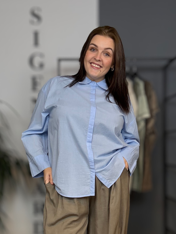 Basis skjorte til plus size kvinder. Denne er i en flot og klassisk lys blå farve.