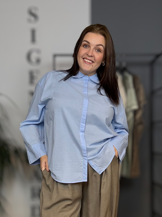 Basis skjorte til plus size kvinder. Denne er i en flot og klassisk lys blå farve.