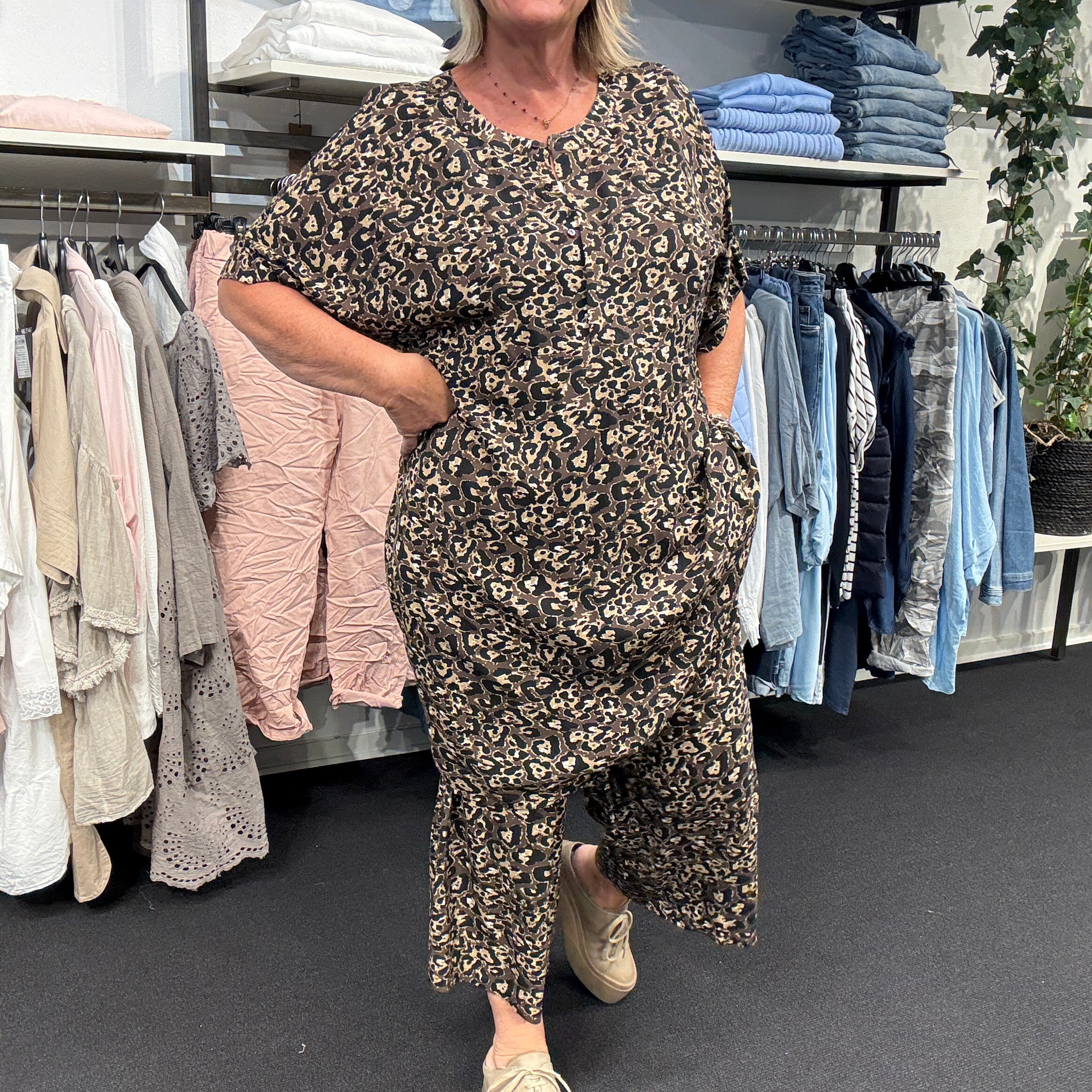 leopard print let viskose tunika til pluspiger melina 3 fra wasabi hos sigensgaard.