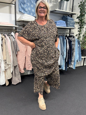 leopard print let viskose tunika til pluspiger melina 3 fra wasabi hos sigensgaard.