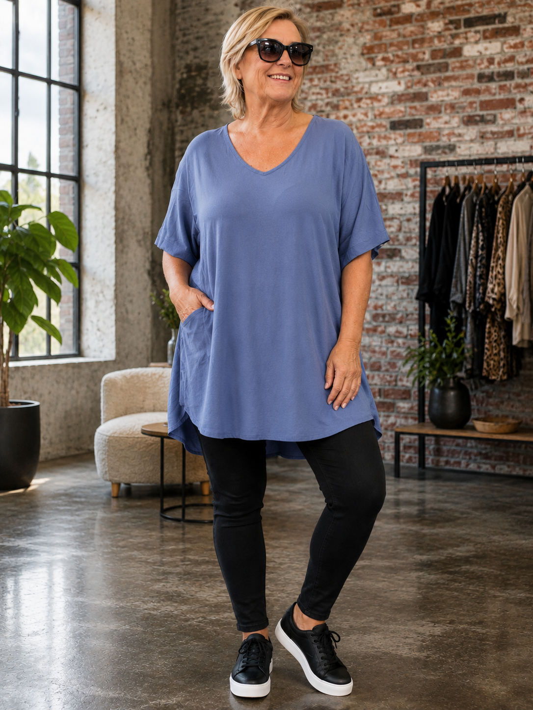 Pernille viskose T-shirt i A-shape med løs og luftig pasform, vist på model der er 168 cm høj og bruger størrelse 46/48. T-shirten er i en mørkebrun nuance og har korte, brede ærmer samt en flatterende V-hals, der giver et afslappet og feminint look. Den falder flot over kroppen og giver god bevægelsesfrihed, hvilket gør den ideel til både hverdag og komfortabel styling.

Billedet er genereret vha. AI-teknologi for at vise t-shirten på en person.