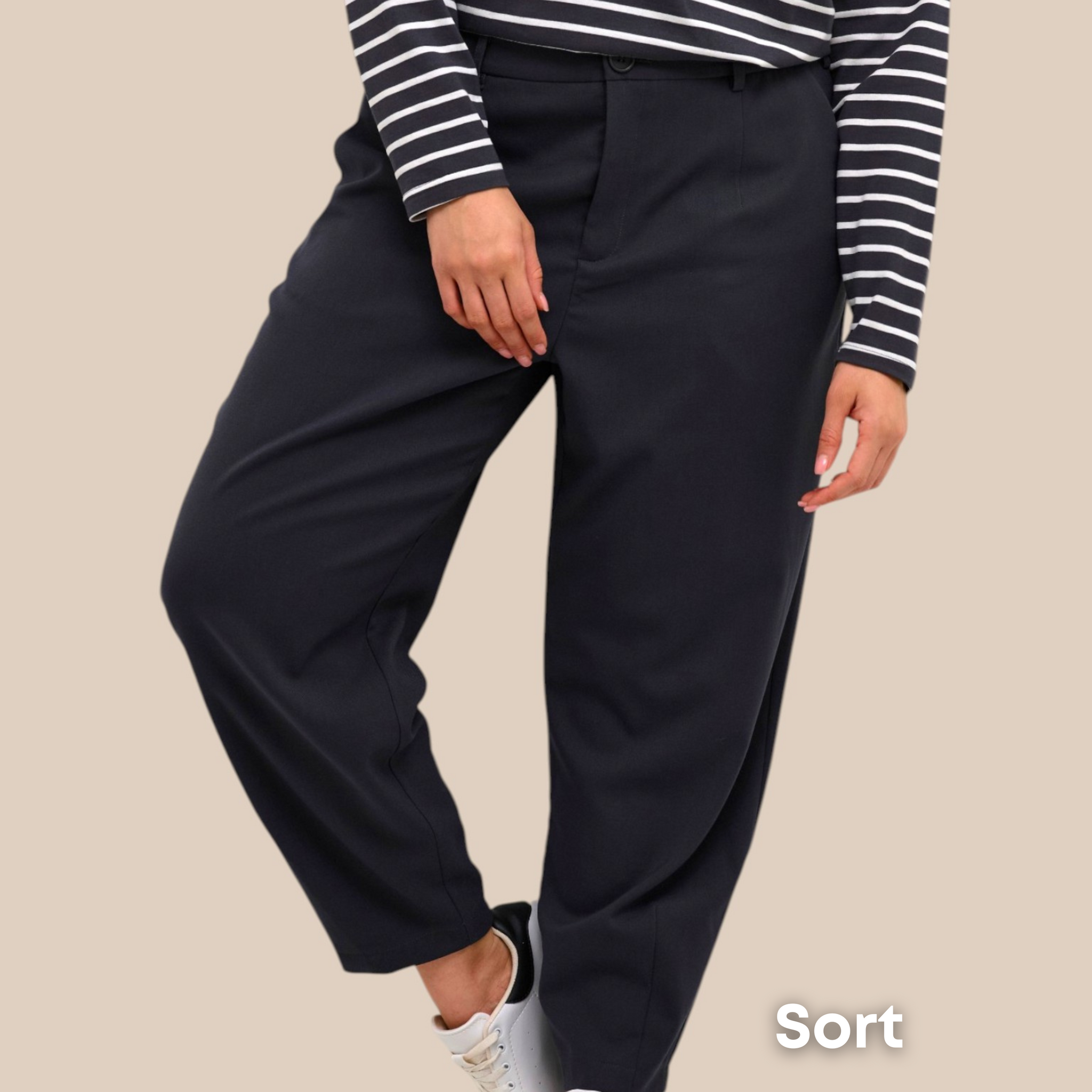 Plus size stumpebuks, som sidder fantastisk. Den går højt op i livet, og er 7/8 del lang. Har knap og lynlås foran, samt et elastik-stykke bagpå, som gør at bukserne sidder pænt til i livet. 