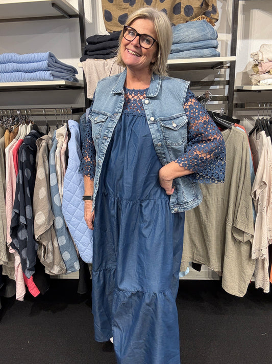 monja lang jeanskjole som er i Afacon og med blonder plussize hos sigensgaard.dk hverdag og fest