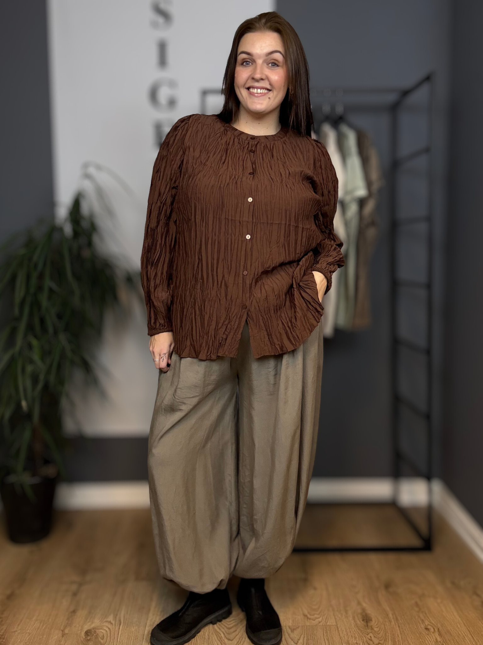 Smart ballonbuks til plus size kvinder. Den er til dig som godt kan lide en anderledes buks med mange stylings-muligheder.