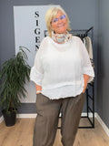 Lækker let netbluse i afslappet og moderne pasform – perfekt til plus size kvinder, der ønsker et luftigt og smart look uden at drukne i stoffet. Modellen er vist på mørkhåret model i str. 46/48 og ca. 168 cm høj, hvor blusen falder flot og feminint med god vidde uden at virke for lang.

Den fine netstruktur giver et eksklusivt lag-på-lag look, mens den bløde underdel og de løse ærmer skaber komfort og bevægelse. Ideel til både hørbukser, jeans og sommerlige styles.