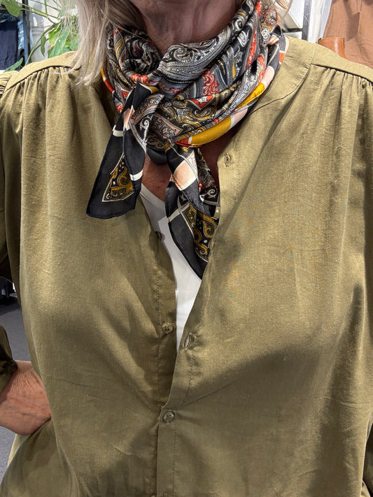 Plus size bluse som er gennemknappet og virkelig fin til både hverdag og fest. 