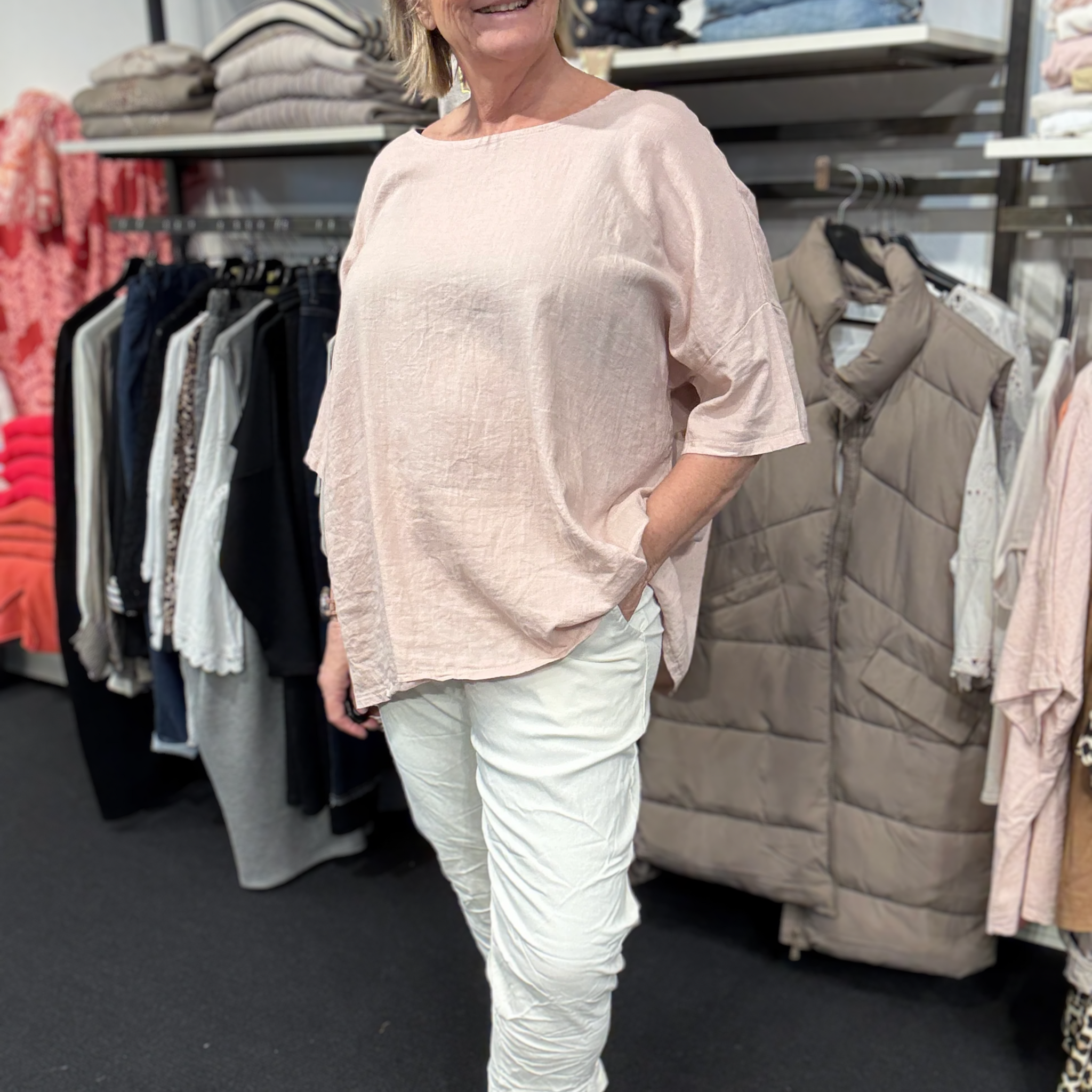 Plus size buks med meget stræk, som passer de fleste piger med kurver. Her i farven off-white.
