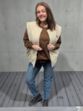 Kaia vest til kvinder – tidløs vest med elegant pasform og moderne look.”
“Offwhite plus size vest til kvinder – moderne vest med god pasform.”