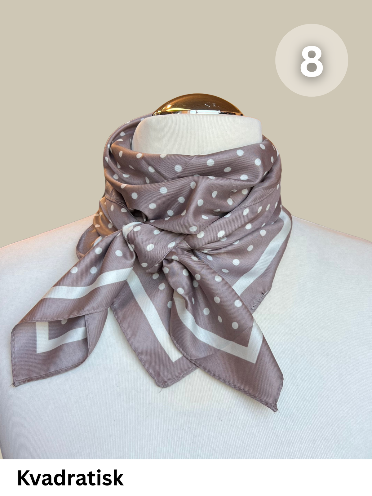 Smart polyester tørklæde som nemt kan være med til at løfte dine sæt til det næste niveau.