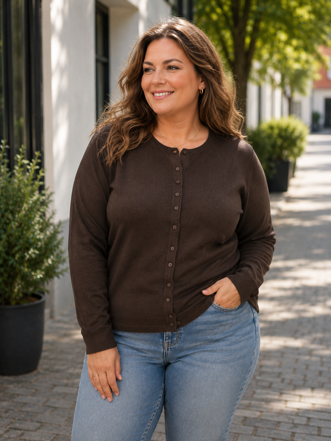 ONLY Carmakoma Carloyal Cardigan – Brun

En skøn basiscardigan, som passer til det hele. Carloyal Cardigan fra ONLY Carmakoma er strikket i en blød og behagelig kvalitet med god komfort, der gør den perfekt til både hverdag og fest.

Cardiganen har en klassisk rund hals, gennemgående knaplukning og lange ærmer. Den enkle pasform gør den utrolig nem at style – brug den lukket som en strikbluse eller åben over en top, skjorte eller kjole.

Den smukke brune farve er tidløs og passer perfekt sammen med både jea
