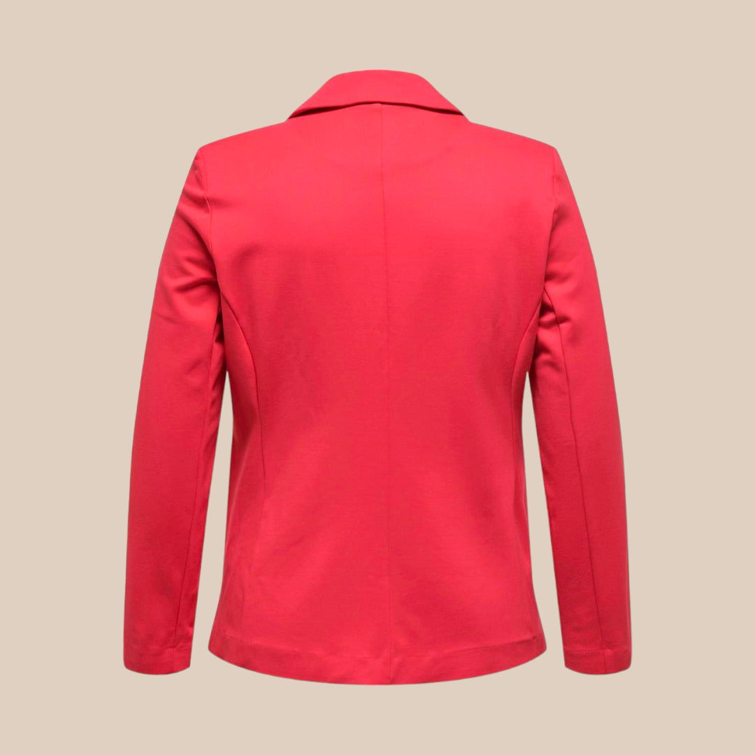 Rød blazer fra only carmakoma som er i plusstørrelser sigensgaard.dk