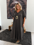 Pernille Kjole er en skøn og tidløs plus size kjole med en flot A-facon, der falder smukt og giver masser af bevægelsesfrihed. Den enkle silhuet gør kjolen nem at style til både hverdag og fest – brug den med sneakers eller sandaler til et afslappet look, eller tilsæt smykker og en let jakke for et mere elegant udtryk.

Kjolen er syet i en blød og behagelig viskosekvalitet, som føles let mod huden og falder flot uden at stramme. Den har en feminin V-hals, korte ærmer og en løs pasform, der klæder mange krop