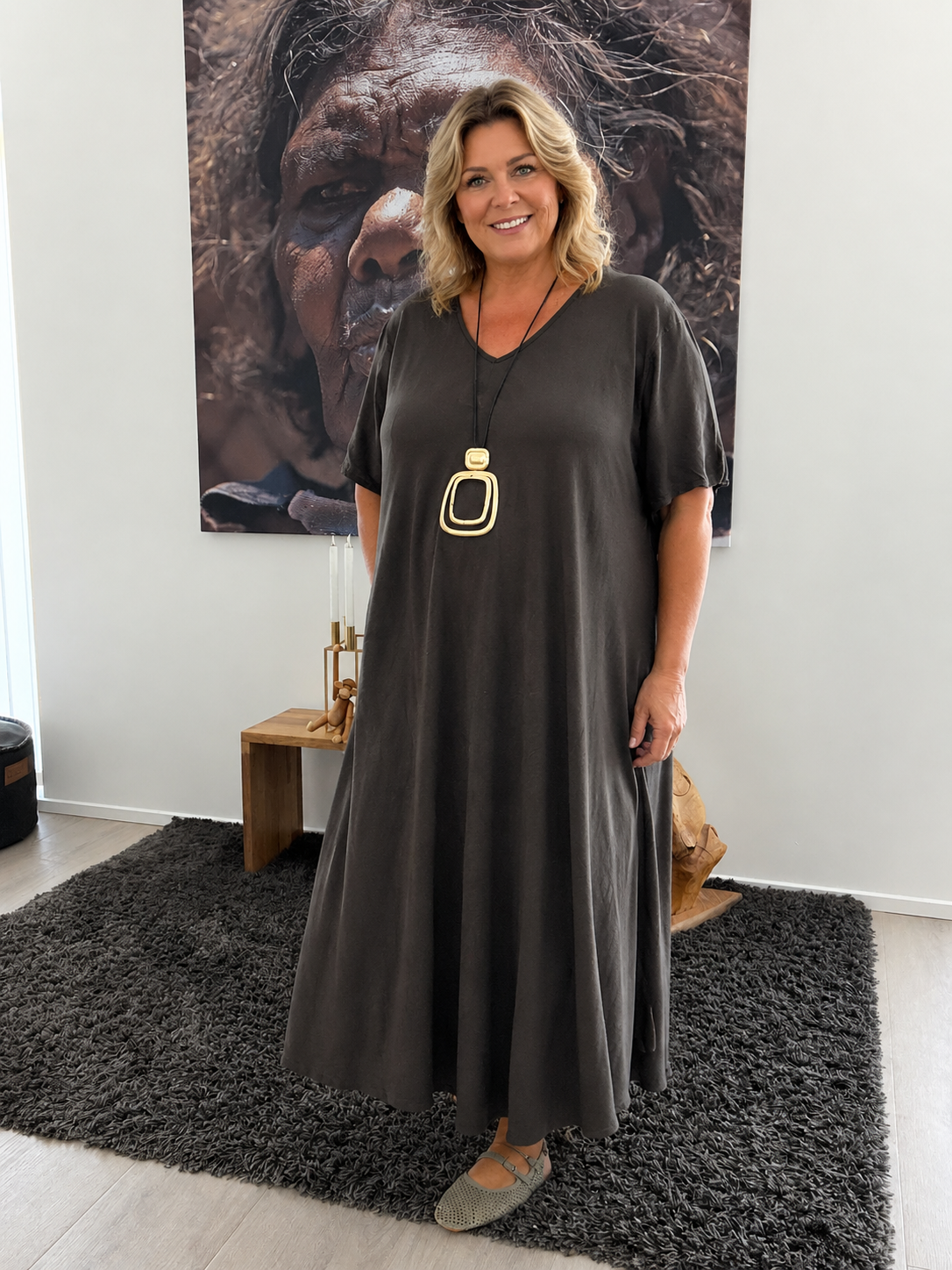Pernille Kjole er en skøn og tidløs plus size kjole med en flot A-facon, der falder smukt og giver masser af bevægelsesfrihed. Den enkle silhuet gør kjolen nem at style til både hverdag og fest – brug den med sneakers eller sandaler til et afslappet look, eller tilsæt smykker og en let jakke for et mere elegant udtryk.

Kjolen er syet i en blød og behagelig viskosekvalitet, som føles let mod huden og falder flot uden at stramme. Den har en feminin V-hals, korte ærmer og en løs pasform, der klæder mange krop