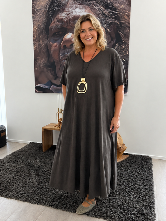 Pernille Kjole er en skøn og tidløs plus size kjole med en flot A-facon, der falder smukt og giver masser af bevægelsesfrihed. Den enkle silhuet gør kjolen nem at style til både hverdag og fest – brug den med sneakers eller sandaler til et afslappet look, eller tilsæt smykker og en let jakke for et mere elegant udtryk.

Kjolen er syet i en blød og behagelig viskosekvalitet, som føles let mod huden og falder flot uden at stramme. Den har en feminin V-hals, korte ærmer og en løs pasform, der klæder mange krop
