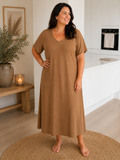 Pernille Kjole er en skøn og tidløs plus size kjole med en flot A-facon, der falder smukt og giver masser af bevægelsesfrihed. Den enkle silhuet gør kjolen nem at style til både hverdag og fest – brug den med sneakers eller sandaler til et afslappet look, eller tilsæt smykker og en let jakke for et mere elegant udtryk.

Kjolen er syet i en blød og behagelig viskosekvalitet, som føles let mod huden og falder flot uden at stramme. Den har en feminin V-hals, korte ærmer og en løs pasform, der klæder mange krop