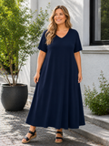 Pernille Kjole er en skøn og tidløs plus size kjole med en flot A-facon, der falder smukt og giver masser af bevægelsesfrihed. Den enkle silhuet gør kjolen nem at style til både hverdag og fest – brug den med sneakers eller sandaler til et afslappet look, eller tilsæt smykker og en let jakke for et mere elegant udtryk.

Kjolen er syet i en blød og behagelig viskosekvalitet, som føles let mod huden og falder flot uden at stramme. Den har en feminin V-hals, korte ærmer og en løs pasform, der klæder mange krop
