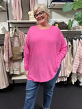 Ebba tynd strik i let, blødt materiale med rund hals og lange ærmer, klassisk pasform, enkel og stilren i neutral farve, perfekt til hverdag eller under lag-på-lag styling