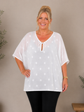 Den lækre plus size tunika i 100% bomuld. Den er smart med prikkerne og snøre ved halsen. 

Billedet er genereret vha. AI.