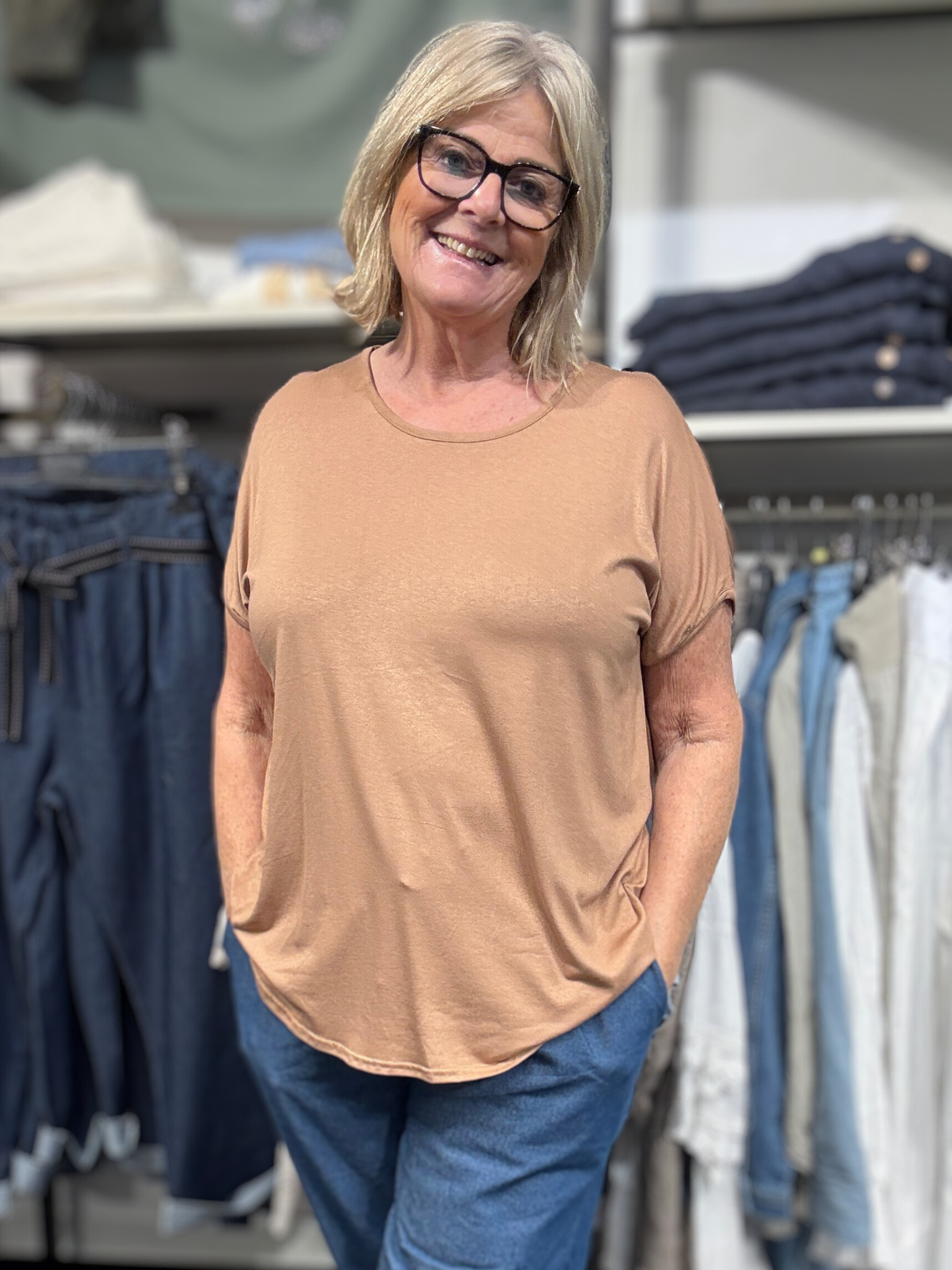 Let og tynd plussize t-shirt, som er perfekt under en skjorte eller for sig selv.