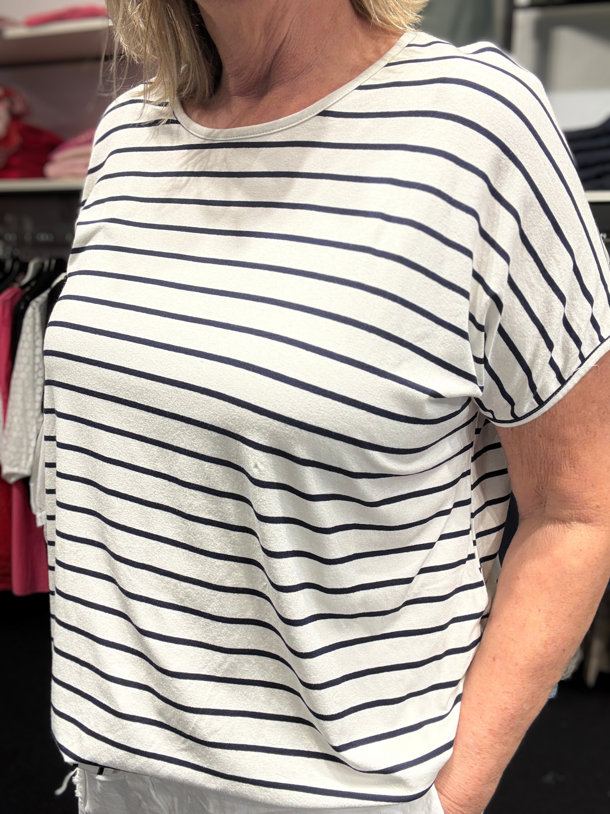 Let og tynd plus size t-shirt, som er perfekt under en skjorte eller for sig selv.