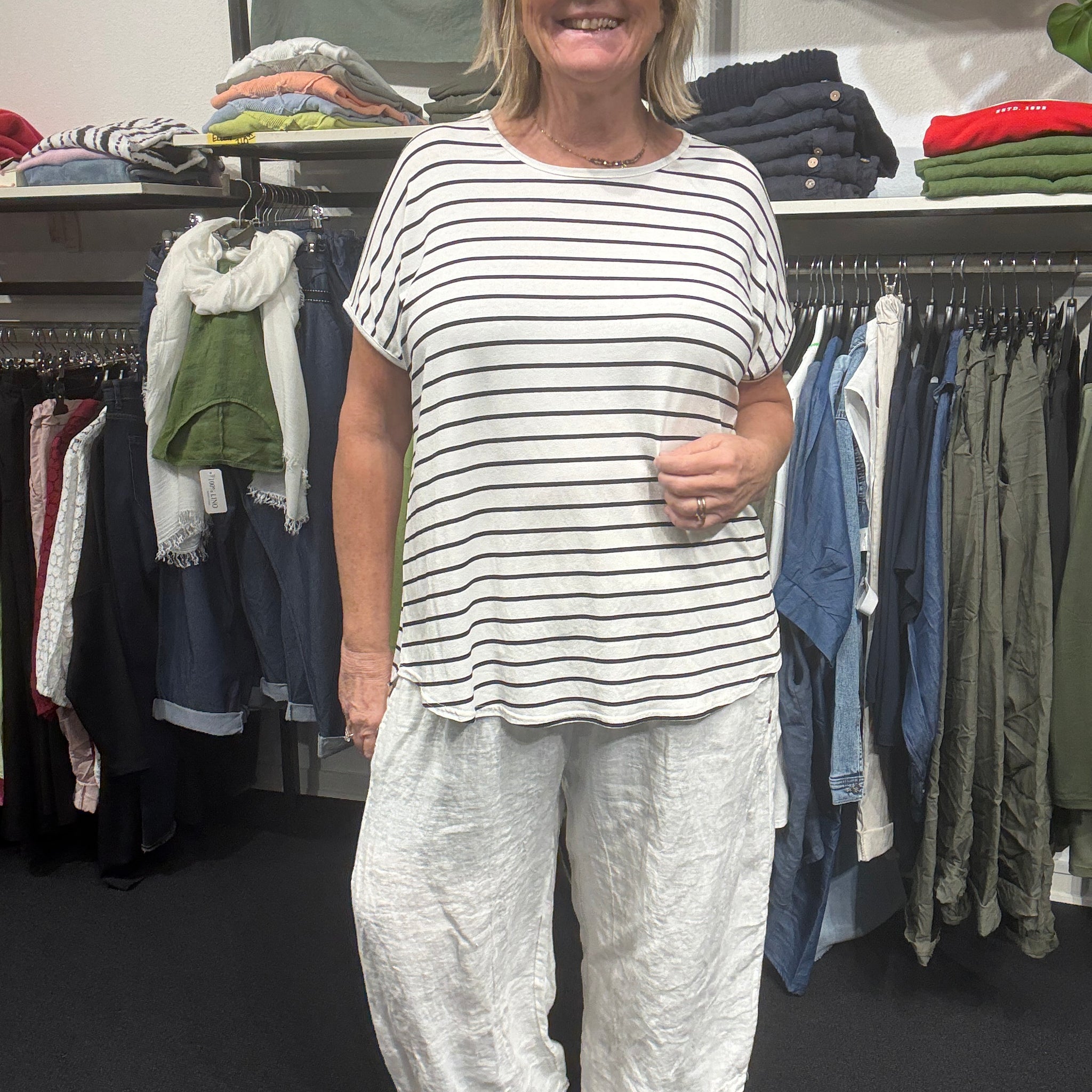 Let og tynd plus size t-shirt, som er perfekt under en skjorte eller for sig selv.