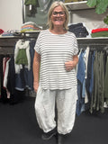 Let og tynd plus size t-shirt, som er perfekt under en skjorte eller for sig selv.