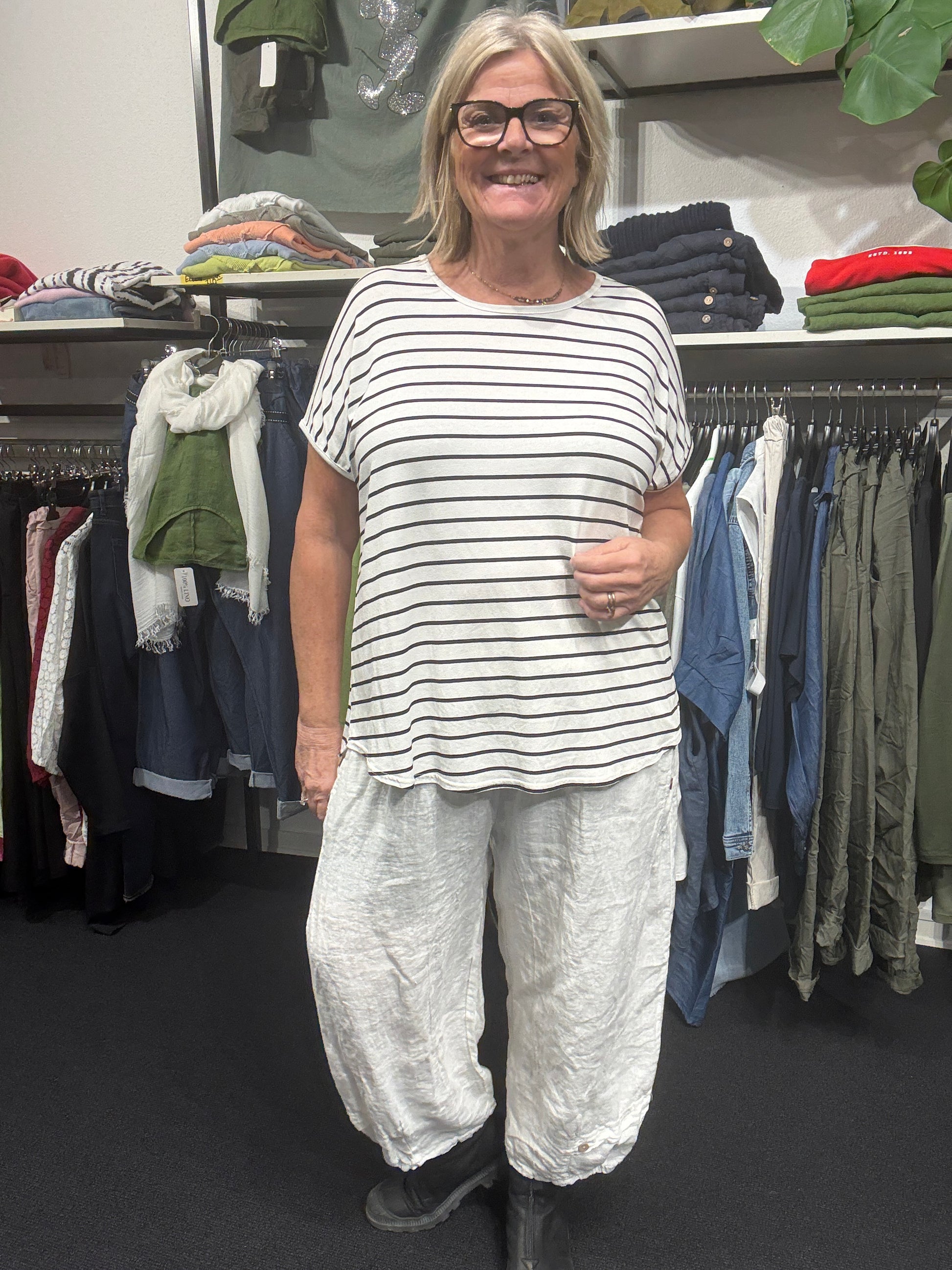 Let og tynd plus size t-shirt, som er perfekt under en skjorte eller for sig selv.