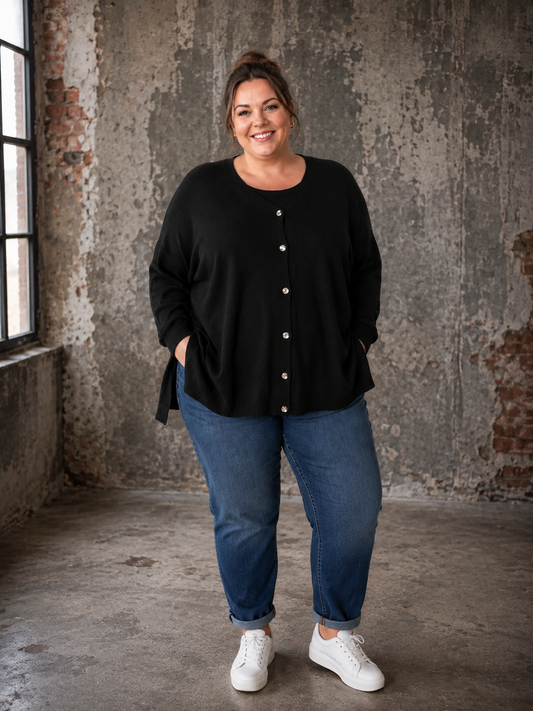 Gerda strik cardigan er en skøn basiscardigan, der passer til det meste i garderoben. Den har en løs, oversized pasform, fine knapper foran og en blød strikkvalitet, som gør den behagelig at have på hele dagen.