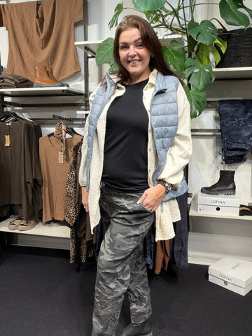 Blød quiltet vest, til plus pigerne, den er let og lækker at have på, og så er den perfekt til lag-på-lag sæt.