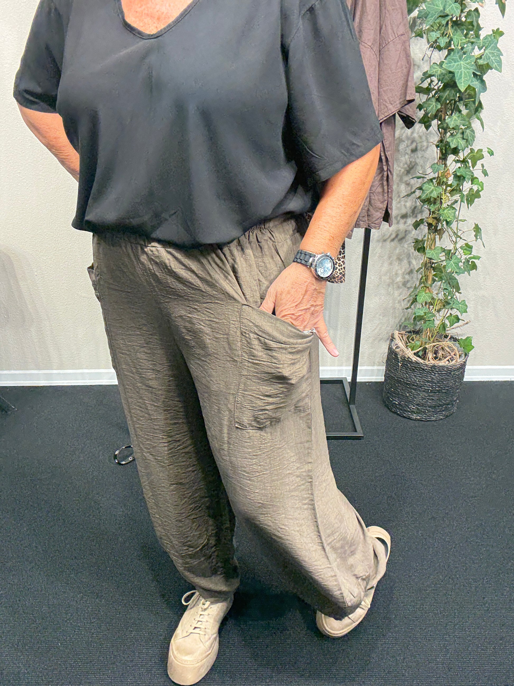 Bine bukser er 7/8 del lang lommer og smart look plussize bukser fra Sigensgaard.dk denne er brun