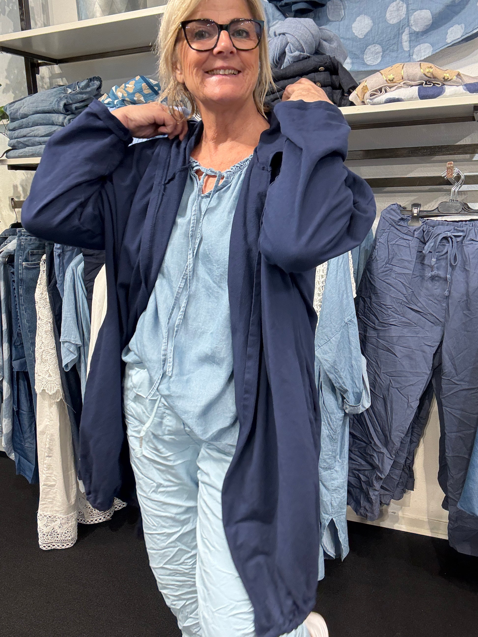 charlotte bomuldscardigan i blå fra sigensgaard til store størrelser.