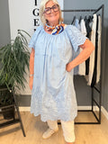 janne plussize blonde kjole i flere forskellig farver rummelig i facon kan være feminin  rå eller pyntet,her er det tilbehøret der bestemmer 