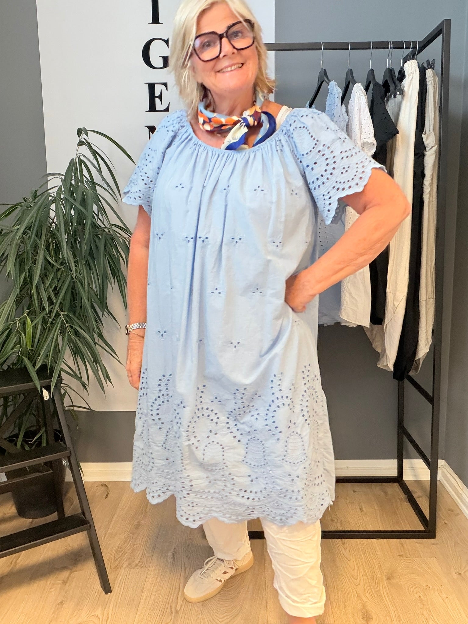 janne plussize blonde kjole i flere forskellig farver rummelig i facon kan være feminin  rå eller pyntet,her er det tilbehøret der bestemmer 