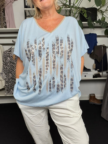 flot rummelig tshirt med små sten nedover i forskellig farver,hals hvor der er guld kantebånd omkring.fåes i flere farver