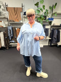 Plussize skjorte ‘Lulu’ i komfortabel pasform, med feminine detaljer og let, luftigt materiale.