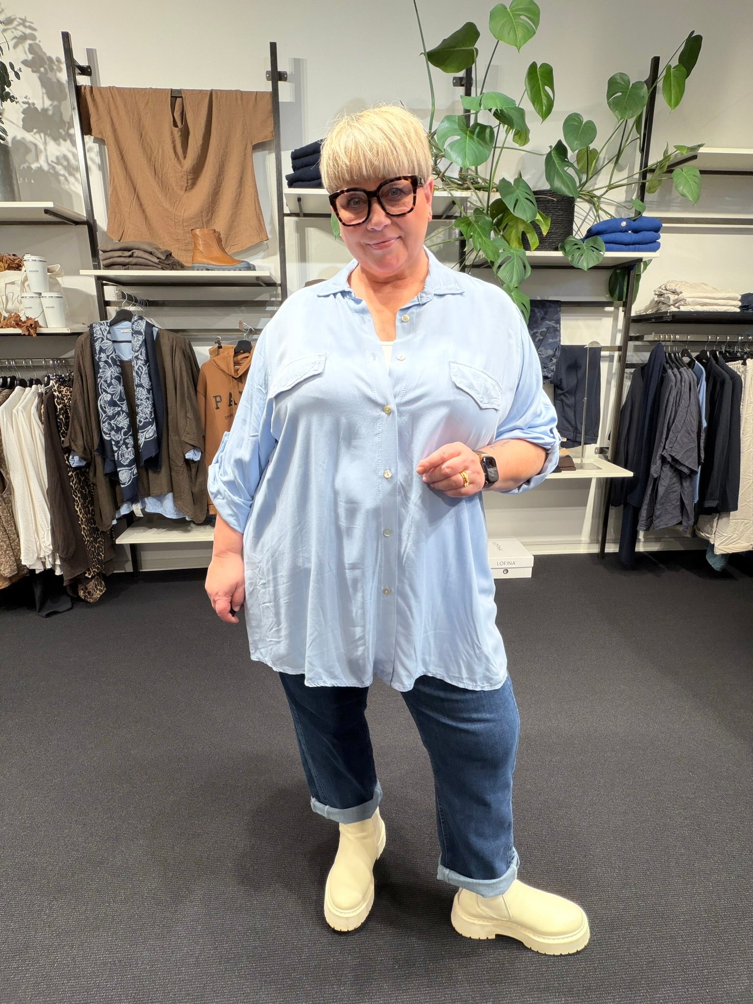 Plussize skjorte ‘Lulu’ i komfortabel pasform, med feminine detaljer og let, luftigt materiale."