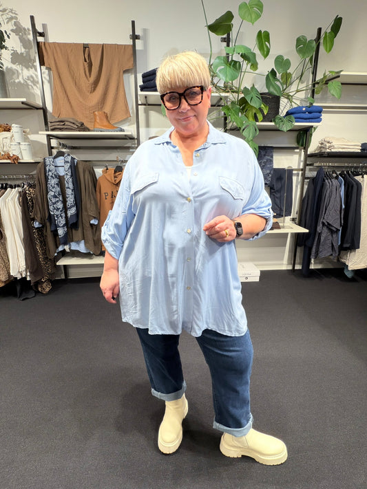 Plussize skjorte ‘Lulu’ i komfortabel pasform, med feminine detaljer og let, luftigt materiale."