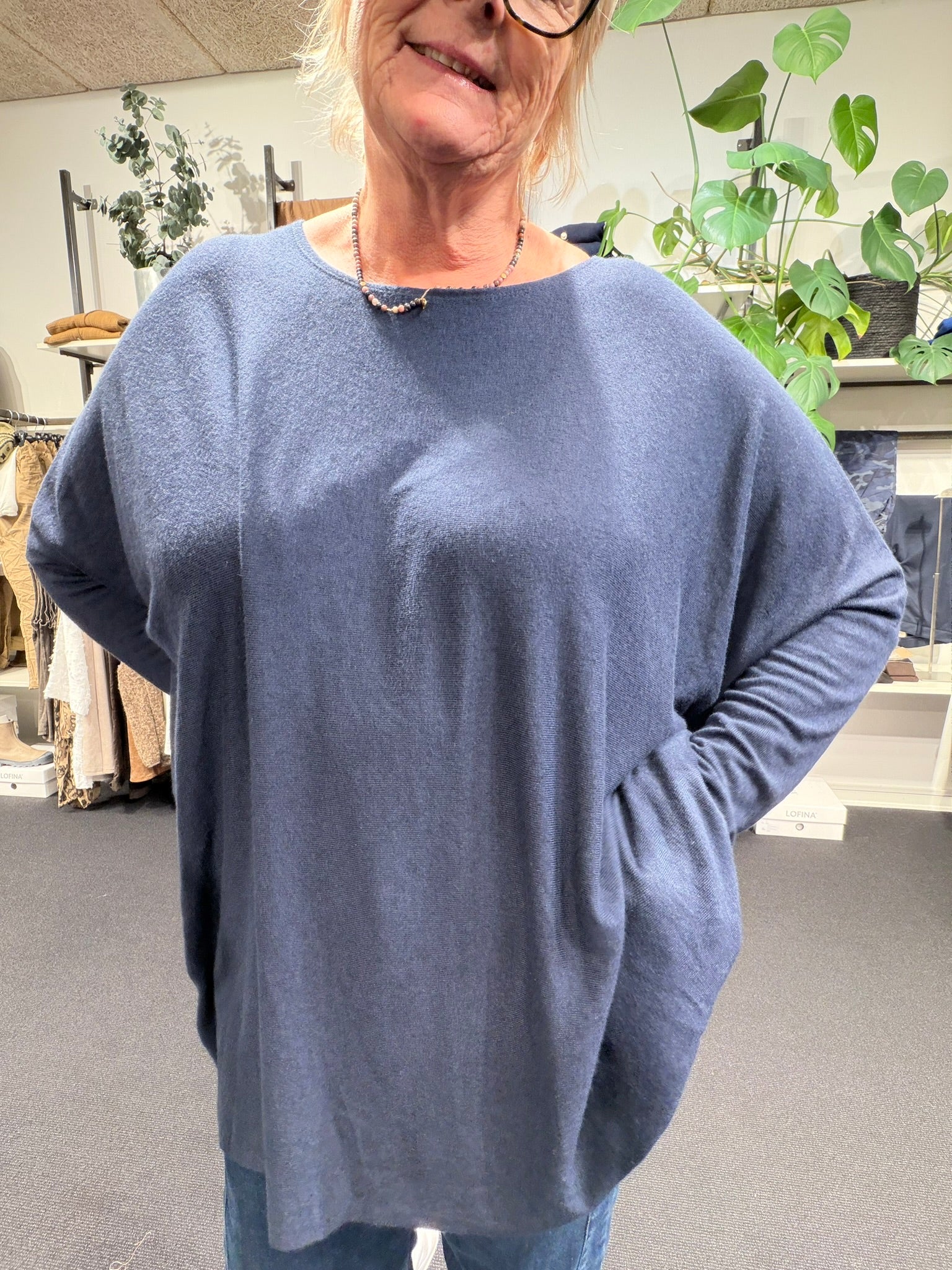 "Ebba strikbluse i blød, struktureret kvalitet med afslappet pasform overize tynd strik bluse som vi ofte har i mange farver