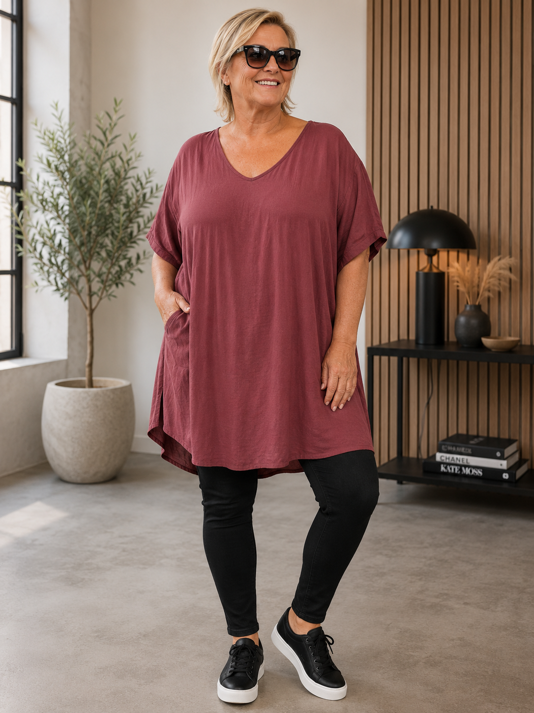 Pernille viskose T-shirt i A-shape med løs og luftig pasform, vist på model der er 168 cm høj og bruger størrelse 46/48. T-shirten er i en mørkebrun nuance og har korte, brede ærmer samt en flatterende V-hals, der giver et afslappet og feminint look. Den falder flot over kroppen og giver god bevægelsesfrihed, hvilket gør den ideel til både hverdag og komfortabel styling.

Billedet er genereret vha. AI-teknologi for at vise t-shirten på en person.