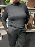 Rullekrave strik i sort dejlig blød kvalitet som sidder tæt ,jeg har sat en betty tshirt under i den lys blå. plussize strik pullover.