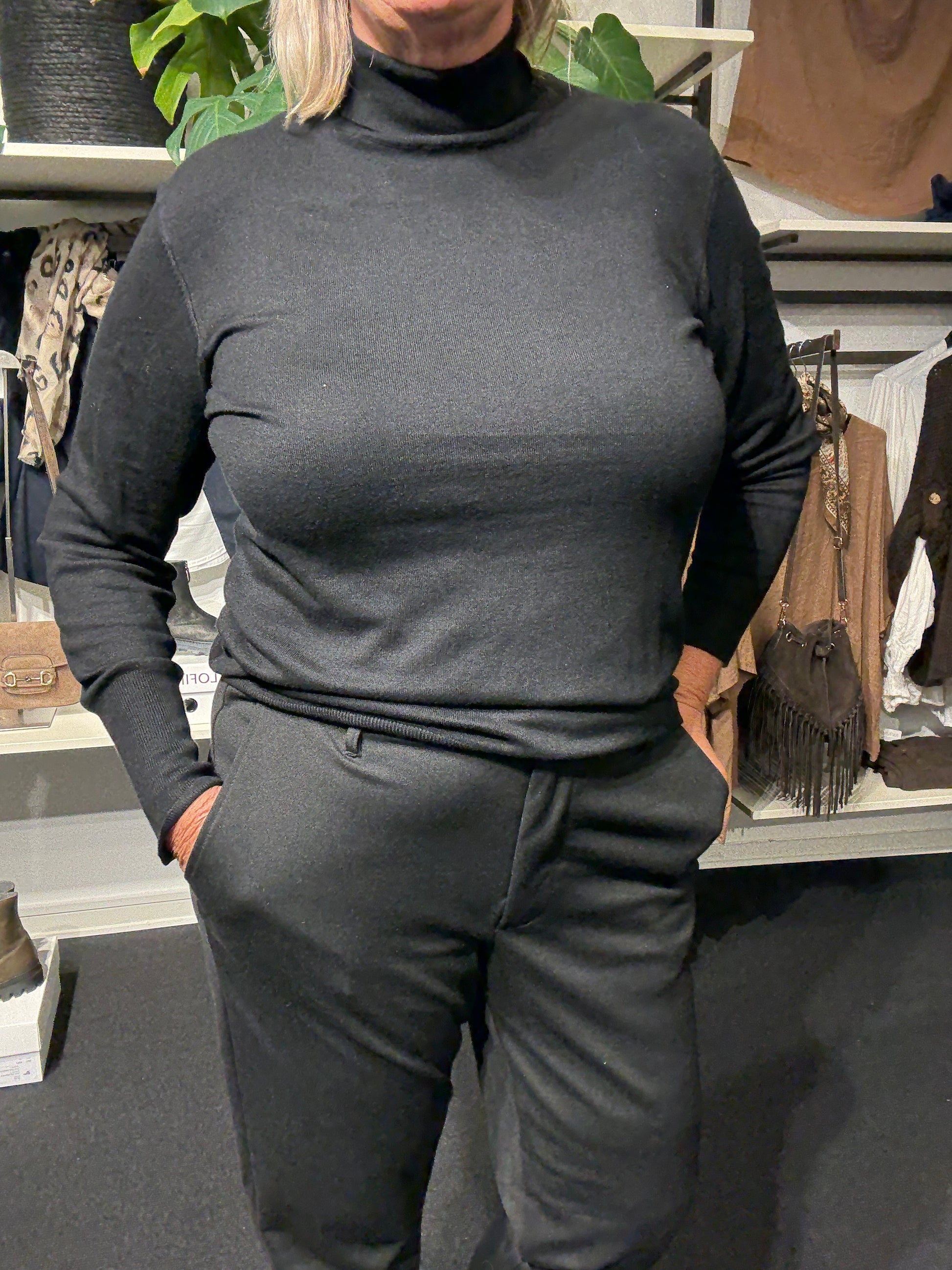 Rullekrave strik i sort dejlig blød kvalitet som sidder tæt ,jeg har sat en betty tshirt under i den lys blå. plussize strik pullover.